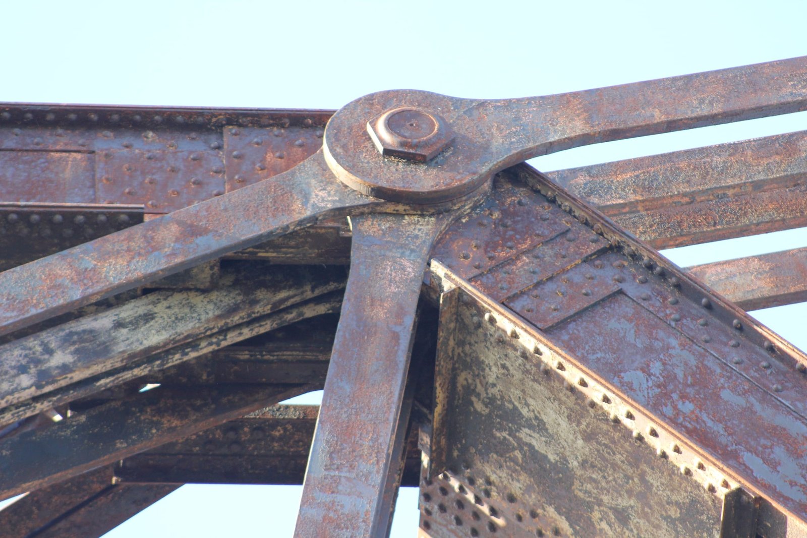 Tower connection, Iowa swing span (span #2)